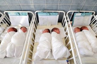 Porody za komunismu: Žádná empatie, separace od dítěte a hlavně rychle do práce