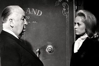 Byl Hitchcock sexuální predátor? Slavný režisér věznil, pronásledoval a krutě ponižoval mladou ženu - Médium.cz