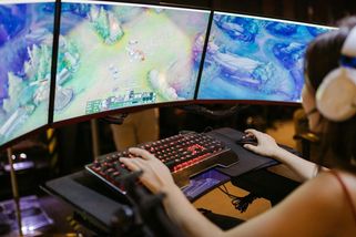 Známou hru Kingdom Come II si můžete zahrát zdarma do pondělí - Médium.cz