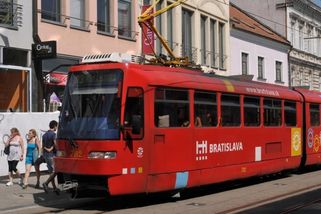 Dojemný příběh z tramvaje: Muž předal řidiči nalezenou peněženku, ohromený obsahem začal jednat
