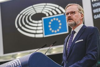 KOMENTÁŘ: Vláda nemůže více pomoct vlastním lidem, ale pro Ukrajince si půjčí. Budeme splácet 10...