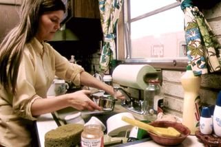 Manžel jako přítěž? Muž v domě znamená pro ženu 7 hodin neplacené práce navíc - Médium.cz