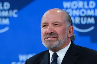 V Davosu to vřelo. Emisar „šerifa ve městě“ pohrdal Evropou, při večeři ho vypískali