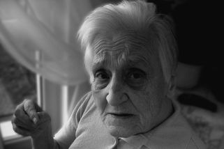 Strčit mámu do důchoďáku je hnus, velebnosti. Ale kam s ní? Neberou, nebo chtějí majlant - Médium.cz