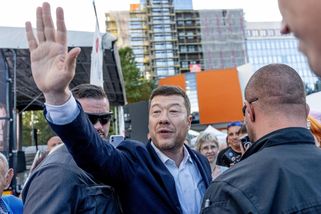 FOTO: Kilo mrkve za 9, opékaná uzenina za 28. Okamura pojal mítink jako jarmark - Novinky