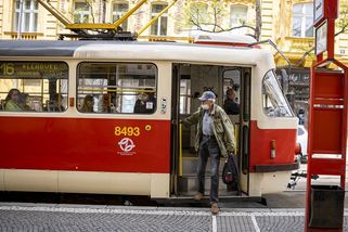 Ve hře je dvojnásobné zvýšení ceny ročního kuponu na MHD v Praze - Novinky