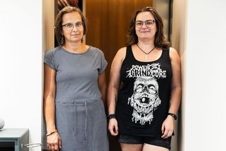 Dvojitá proměna, která vám vyrazí dech. Matka a dcera daly kadeřnicím i stylistkám volnou ruku - Proženy.cz