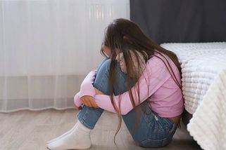 Matka vyhodila dvě malé dcerky na ulici. Dala jim kufříky a doma vyměnila zámky