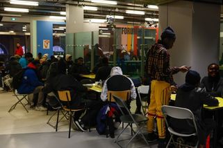 Stovky migrantů okupují známé divadlo v Paříži. Radnice dává ruce pryč, hrozí i krach