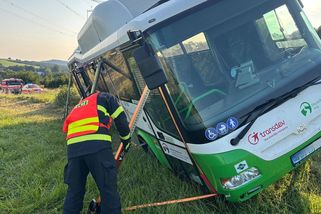 Autobus s cestujícími sjel na Novojičínsku do příkopu. Řidiče museli oživovat - Novinky