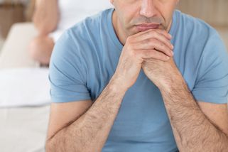 „Pro rodinu jsem jako bezdětný gay jen jasný zdroj peněz a dědictví,“ popisuje Martin s tím, že jinak své příbuzné nezajímá