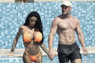 Manžel Katie Price byl prý na modelku agresivní. Pak měl pěstmi napadnout přítele její nejlepší kamarádky!