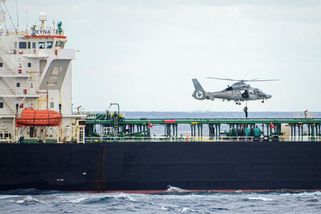 Francie obsadila ve Středomoří tanker ruské stínové flotily - Novinky