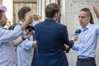 Budoucí vítěz voleb ANO nechává Bartoše koupat se ve vlastní šťávě. Potom sklidí výsledek