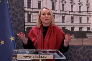 Černochová: Květinami ve vlasech banditu Putina nezastavíme. Jen zbraněmi a represemi - Novinky