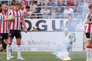 Nechutná dohra derby. Fanoušci po sobě pálili vystřelovacím ohňostrojem - Sport.cz