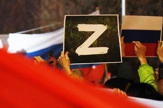 Nedávejte si na auta symbol Z a nenoste zelenou ba...