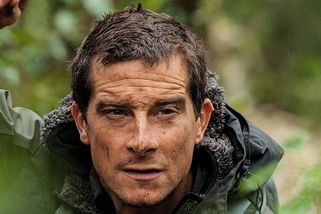 Bear Grylls se přiznal k obřímu podvodu. Místo pod širákem spal v hotelích - Médium.cz