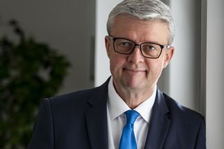 Exministr Karel Havlíček řádí na Krétě: V moři se koupe oblečený, k panákům čichá jako ke kokainu, smějí se lidé - Super.cz