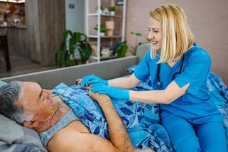 Přes 60 procent pečujících je na to samo - Novinky