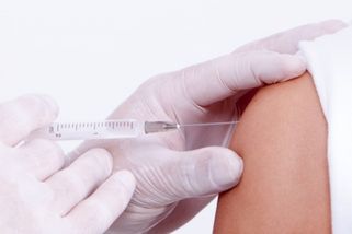 Neočkovaní budou mít zřejmě smůlu. V Česku se začne přitvrzovat