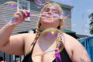 Miluji být tlustá, je to sexy, říká modelka a influencerka. Hateři jsou podle ní zakomplexovaní - Super.cz