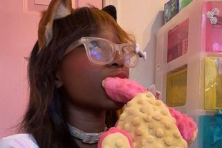 Dívka žije jako pes. Chodí na vodítku, aportuje, vrtí ocasem a za odměnu dostává pamlsky - Super.cz