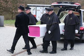 Tajný pohřeb influencerky Míny (†23): Růžovo-bílá rakev podle jejího přání, naposledy se rozloučila rodina i přátelé - Super.cz