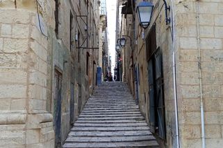 Patrik Hartl neumí vůbec psát, je to špatný a neoriginální spisovatel. Jak to může někoho bavit? - Médium.cz