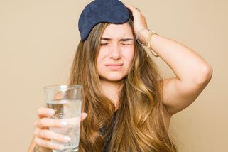 Proč kocovina tolik bolí? Záleží na barvě alkoholu! Zmírnit potíže dokáže domácí trik