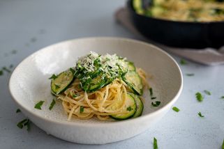 Letní těstoviny s lehkou cuketovou omáčkou vás překvapí | Apetit