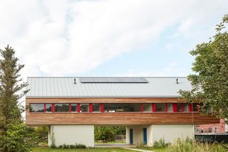 Rodinný dům v záplavové oblasti je na velkou vodu připravený. Stojí rozkročený na dvou pevných nohách - Novinky