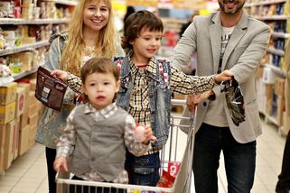 Peklo v obchodech: Strkání vozíkem, civění, hrubí zákazníci či děti v botách v nákupních vozících - Médium.cz