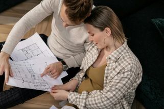 „Z Prahy utíkáme, už na to nemáme.“ Proč 70 tisíc společného příjmu nestačí na důstojný život - Médium.cz