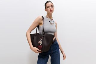 Nejen Labubu je in: 20 trendy přívěsků, které oživí vaši kabelku - Novinky