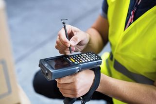 Špatně slyšíte, práci nedostanete. Až po kritice ombudsmana se firma skladnici omluvila - Novinky