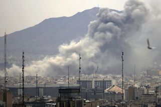 Exploze a mračna dýmu v Íránu. Drtivý úder USA a Izraele zasáhl energetickou tepnu