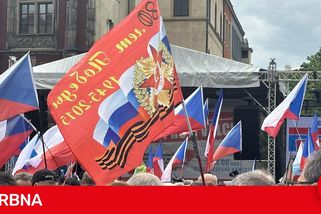 FOTO, VIDEO: Ruské vlajky i svatojiřské stuhy. Čtyři tisíce stoupenců SPD demonstrovaly v centru Prahy