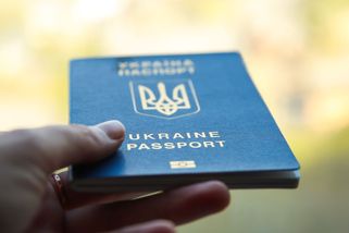 Ukrajinci se v Česku dostali do pasti. Nemají platný pas a na Ukrajinu pro něj nechtějí - Novinky