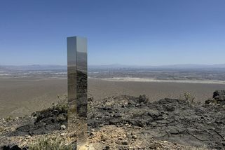 Záhada v nevadské poušti. Objevil se tam další skleněný monolit - Novinky