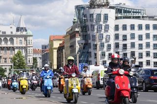 Prahou slavnostně projelo přes 400 skútrů Vespa - Novinky