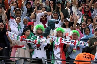 I míč prorostl s režimem. Írán fotbal miluje, ale kvůli válce se loučí s MS - Seznam Zprávy