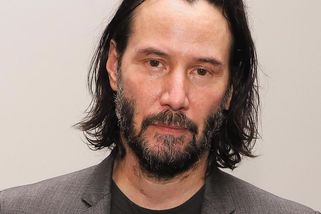 Keanu Reeves: Ztratil rodinu i přítele. Dnes rozdává miliony, povídá si s bezdomovci a jezdí metrem - Médium.cz