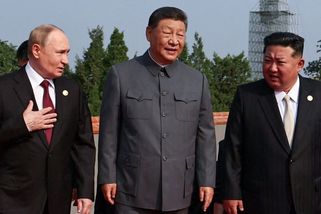 Čína ukázala světu jaderné zbraně. Si stál mezi Putinem a Kimem - Novinky