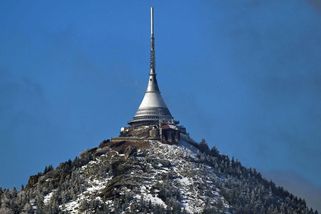 Liberecký kraj kupuje ikonický hotel s vysílačem na Ještědu - Novinky