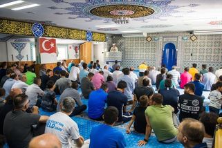 „Děsivý výsledek studie.“ Islám nepatří na Západ, myslí si drtivá většina Rakušanů - Novinky