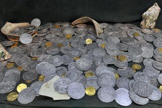 Muž našel v lese u Humpolce nádobu plnou mincí. Od státu dostal půl milionu