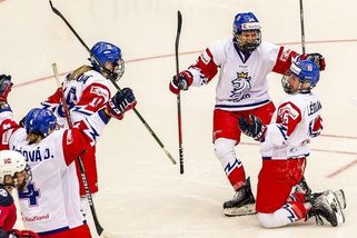 Hymnu zpívaly nadšeně, hrdince Pejšové přišla fandit i učitelka - Sport.cz