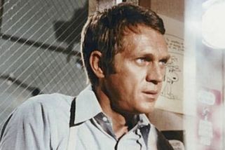 Steve McQueen žil v pasťáku, dělal dřevorubce, stal se vojenským hrdinou. Popularitu nesnášel - Médium.cz
