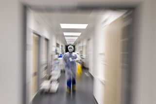 Brity vyděsila další, ještě nakažlivější mutace koronaviru dovlečená z JAR - Novinky